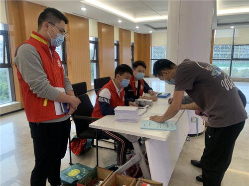 甌江口志愿者為小微企業(yè)提供專業(yè)安全生產(chǎn)咨詢服務(wù)